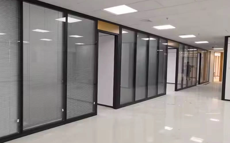 مزایا و معایب پارتیشن کرکره ای شیشه ای