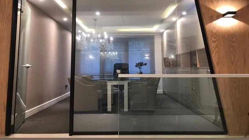 مزایا و معایب نرده شیشه ای اکسپوز